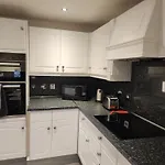 Feriehus My -2 Bed House-free Parking *