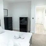 Luxury 2 Bed Penthouse With Stunning Views In Centre Apartment