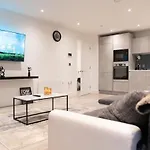 Apartment Luxury 2 Bed Penthouse With Stunning Views In Centre *