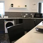 3 Bedroom House Close To Centre Free Parking Manchester