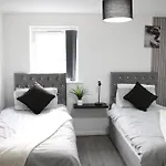 3 Bedroom House Close To Centre Free Parking *