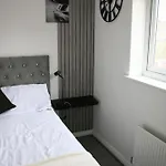 3 Bedroom House Close To Centre Free Parking Manchester