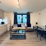 Spacious 2 Double Bedroom Near Centre, Salford
