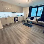 Spacious 2 Double Bedroom Near Centre, Salford Daire