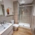 1 Bed Old Trafford Flat Free Parking Holiday home Manchester