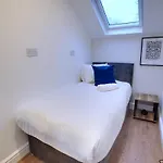6 Bed Sleeps 18 Free Parking *