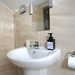 Holiday home 6 Bed Sleeps 18 Free Parking Manchester