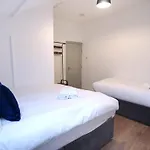 6 Bed Sleeps 18 Free Parking Manchester