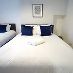6 Bed Sleeps 18 Free Parking Holiday home *