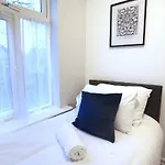 6 Bed Sleeps 18 Free Parking *
