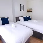 6 Bed Sleeps 18 Free Parking