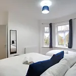 6 Bed Sleeps 18 Free Parking Holiday home