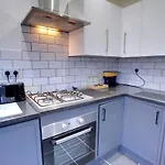 Holiday home 6 Bed Sleeps 18 Free Parking Manchester