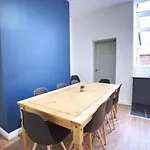 6 Bed Sleeps 18 Free Parking *