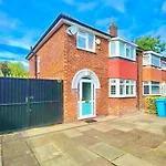 Spacious 3-bed Family Retreat With Cosy Living And Garden! Free Parking