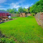 Spacious 3-bed Family Retreat With Cosy Living And Garden! Free Parking * Manchester