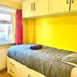 Spacious 3-bed Family Retreat With Cosy Living And Garden! Free Parking