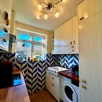 Spacious 3-bed Family Retreat With Cosy Living And Garden! Free Parking *