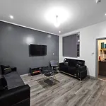 Landcross Co-living - Private Self-cater * Manchester