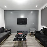 Prázdninový dům Landcross Co-living - Private Self-cater *