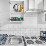 شقة Cosy By Kammili - With Free Parking, Near Centre