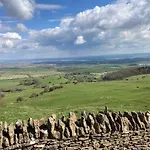Bredon Hill Shepherds Hut & Hot Tub