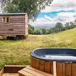 Bredon Hill Shepherds Hut & Hot Tub Holiday home