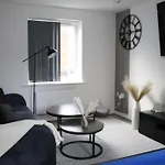 3 Bedroom House Close To Centre Free Parking