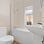 4-bed Perfect For Contractors & Families W Free Parking בית נופש