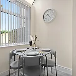 בית נופש 4-bed Perfect For Contractors & Families W Free Parking