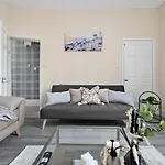 בית נופש 4-bed Perfect For Contractors & Families W Free Parking *