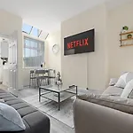 4-bed Perfect For Contractors & Families W Free Parking בית נופש מנצ'סטר