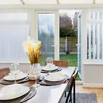 別荘 Cozy 3-bed Retreat Near Airport Ideal For Families & Groups マンチェスター