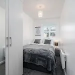 Cozy 2 Bed - Ideal For Long Stays, Relocators & Contractors - Free Parking - Sleeps 2 - By Old Trafford & Salford Apartment