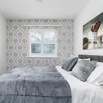Cozy 2 Bed - Ideal For Long Stays, Relocators & Contractors - Free Parking - Sleeps 2 - By Old Trafford & Salford Manchester