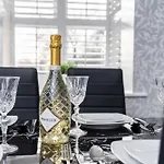 Cozy 2 Bed - Ideal For Long Stays, Relocators & Contractors - Free Parking - Sleeps 2 - By Old Trafford & Salford Apartment *
