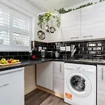 Cozy 2 Bed - Unlimited Wi-fi - Free Parking - Sleeps 6 - By Old Trafford *