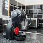 Cozy 2 Bed - Ideal For Long Stays, Relocators & Contractors - Free Parking - Sleeps 2 - By Old Trafford & Salford *