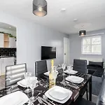 Cozy 2 Bed - Ideal For Long Stays, Relocators & Contractors - Free Parking - Sleeps 2 - By Old Trafford & Salford