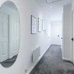 Cozy 2 Bed - Ideal For Long Stays, Relocators & Contractors - Free Parking - Sleeps 2 - By Old Trafford & Salford Manchester