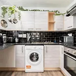 Cozy 2 Bed - Unlimited Wi-fi - Free Parking - Sleeps 6 - By Old Trafford Manchester