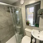 5 Bedroom Luxury Townhouse Near Centre, Sleep 16 Manchester