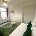 5 Bedroom Luxury Townhouse Near Centre, Sleep 16 Daire