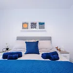 Stunning 3 Story Home, 3 X King Size Beds, Pool Table, Free Parking X2, Ping Pong