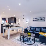 Apartmán Stunning 3 Story Home, 3 X King Size Beds, Pool Table, Free Parking X2, Ping Pong