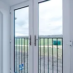 Stunning 3 Story Home, 3 X King Size Beds, Pool Table, Free Parking X2, Ping Pong * Manchester