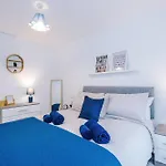 Stunning 3 Story Home, 3 X King Size Beds, Pool Table, Free Parking X2, Ping Pong Apartmán *
