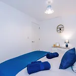 Stunning 3 Story Home, 3 X King Size Beds, Pool Table, Free Parking X2, Ping Pong Manchester