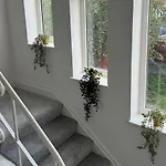Oasis - Spacious 5 Bedroom House *