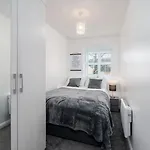 Apartment Cozy 2 Bed - Ideal For Long Stays, Relocators & Contractors - Free Parking - Sleeps 2 - By Old Trafford & Salford *